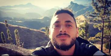 Das Bild zeigt eine ruhige Landschaft mit einem Gewässer, wahrscheinlich einem See oder Fluss, mit einem grasbewachsenen Ufer und einem klaren Himmel, der ein Gefühl von Ruhe und Gelassenheit hervorruft.