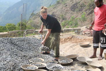 L'image montre un groupe de personnes travaillant ensemble, certains individus portant des vêtements décontractés et d'autres des uniformes, tous réunis autour d'une table ou d'un bureau. La scène semble être le fruit d'un travail de collaboration.