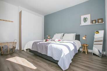 La imagen muestra una habitación bien iluminada con un gran ventanal, una mesa y sillas bien dispuestas, que evocan una sensación de orden y organización. El diseño de la habitación transmite orden.