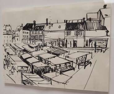 Ce croquis en noir et blanc représente un marché en plein air animé, avec des étals, des gens qui font leurs courses et une rangée de charmants bâtiments de style européen à l'arrière-plan.