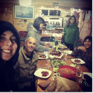 Este collage captura momentos alegres: cocinar al aire libre, compartir comidas, salidas a la playa, risas con los amigos, cabañas acogedoras, hermosas puestas de sol y decoraciones caseras, para celebrar la unión y la relajación.