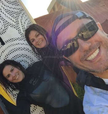 Un collage de momentos aventureros al aire libre: kayak, senderismo, playas, desiertos, selfies sonrientes, amigos, viajes por carretera y relax junto al fuego con vino y churros.