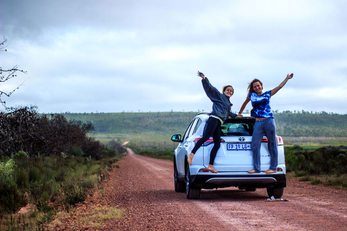 girls-globetrotter-on-the-road