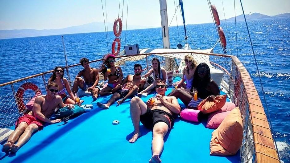 volunteer help host travel experience