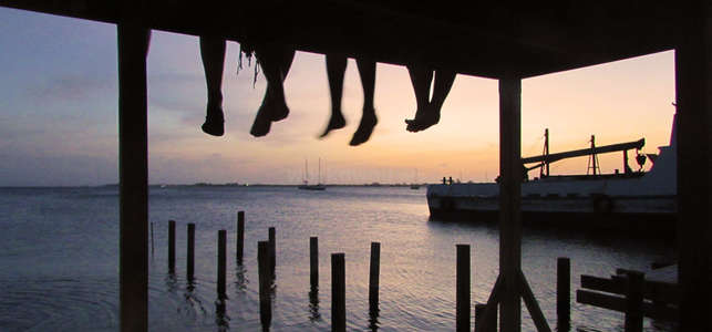 backpacker-travel-ocean-pier