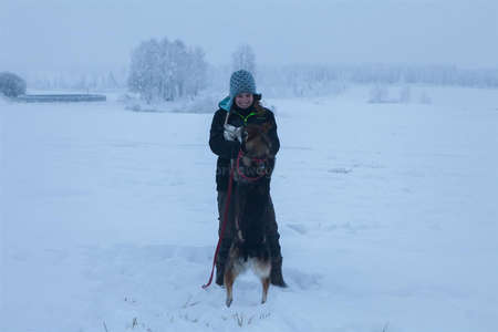 solo-female-traveller-with-husky