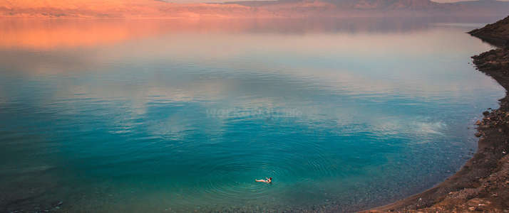 workawayer floating in dead sea