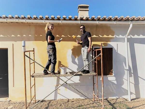 workawayer fenia painting wall with friend while travel