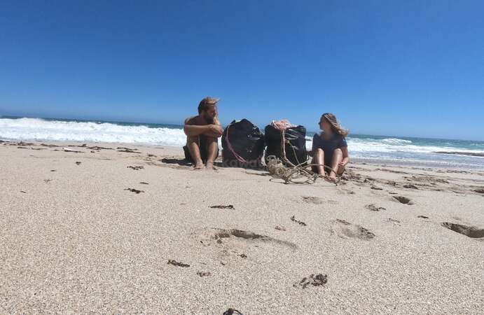 give back volunteering beach clean up travellers explore meaningfully