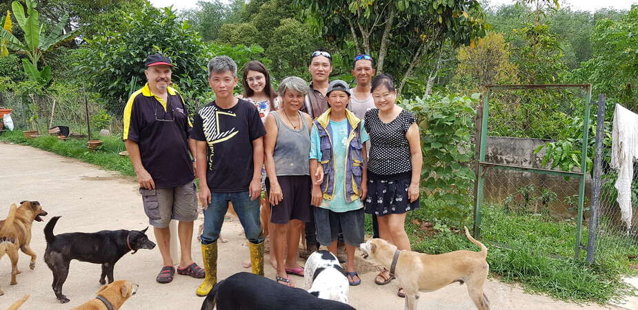 animal rescue volunteering in Malaysia group photo