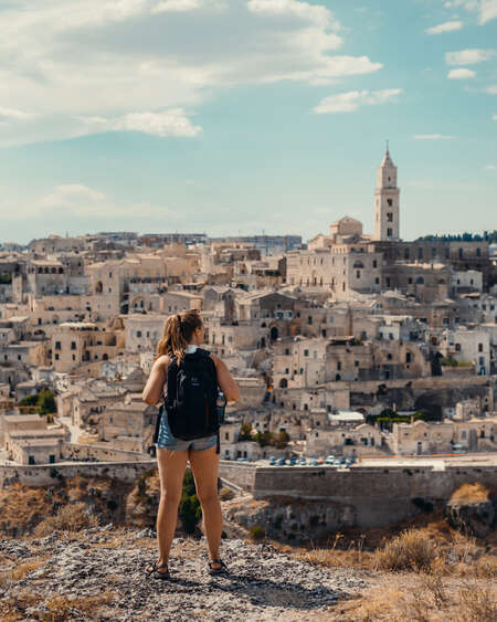 backpacking-woman-italy-view