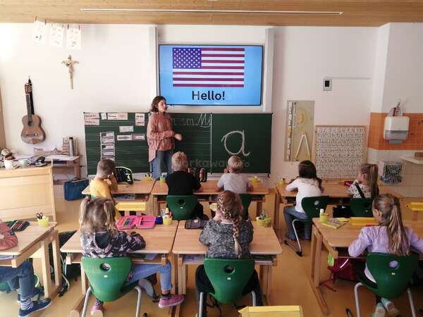 travel meaningfully volunteer teaching English to class of kindergarten aged students