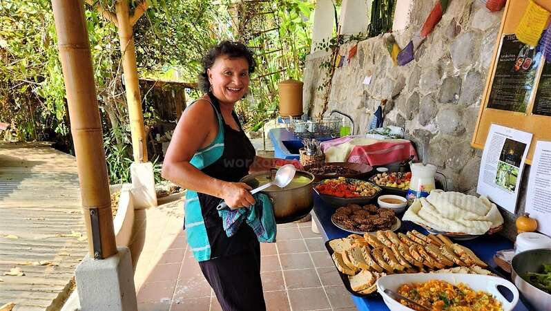 workawayer cooking food