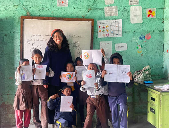 Una profesora con un grupo de niños en el aula en Nepal.